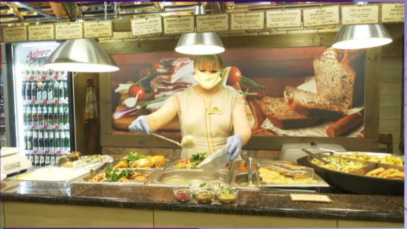 в кафе готовят еду