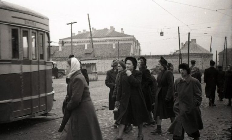 1950-е годы. Ларек на Смоленской площади