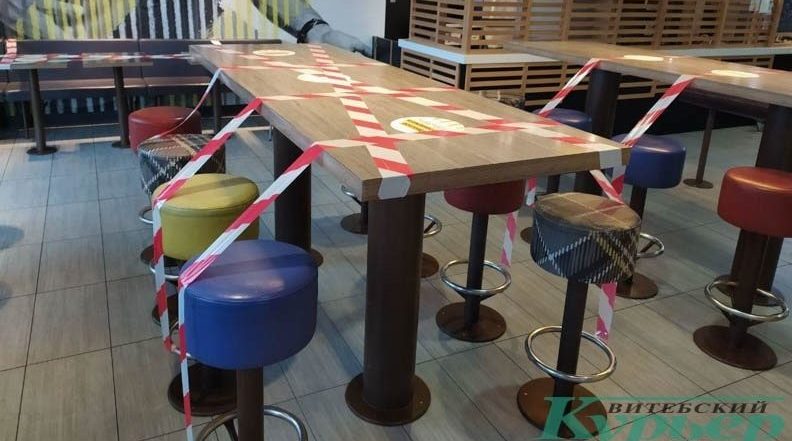 столики обмотаны сигнальной лентой