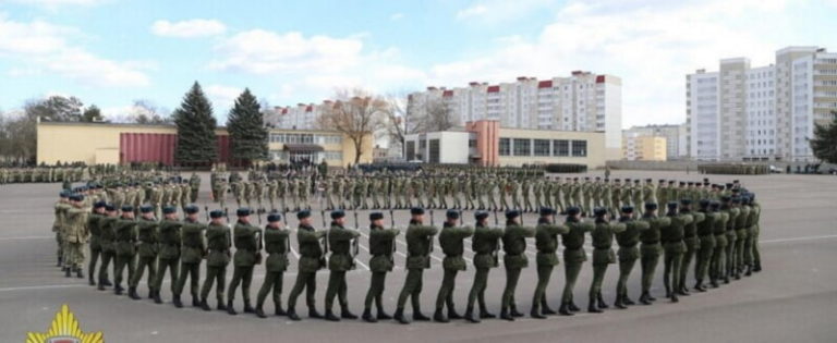 солдаты на плацу