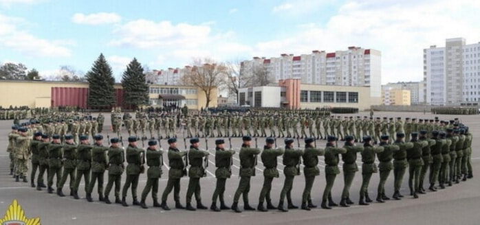 солдаты на плацу