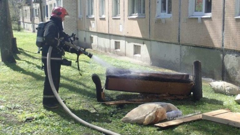 Пожарник тушит пожар