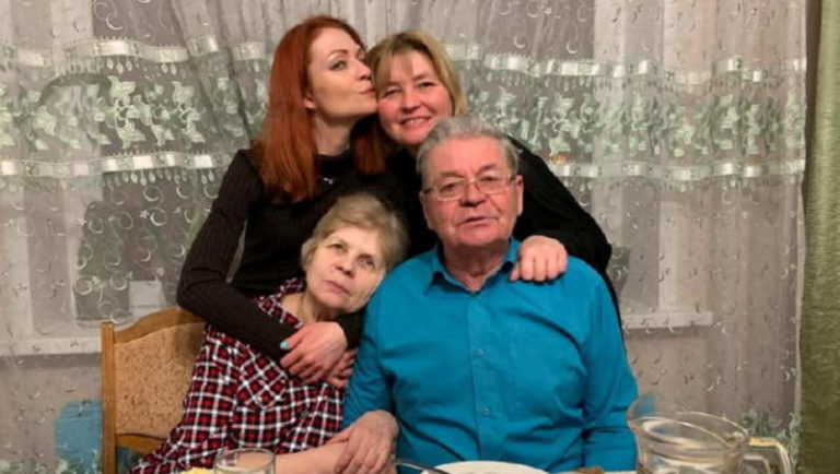 Виктор и Светлана Дашкевичи их дочери - Анна и Виктория