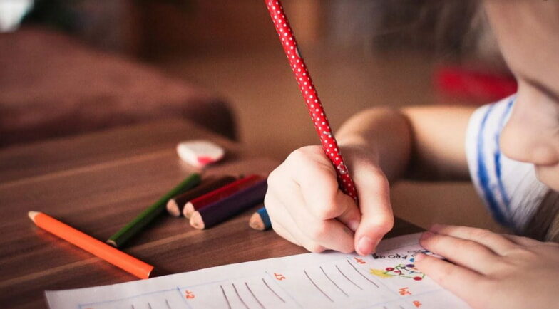 Ребенок рисует