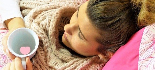 девушка лежит в кровати с чашкой кофе