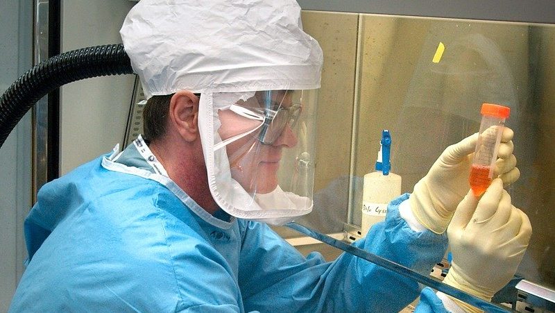 защитный щиток в лаборатории