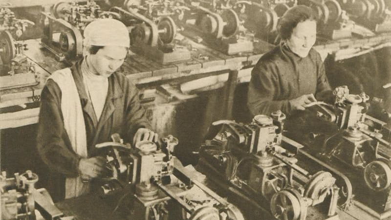Женщина за станком на очковрй фабрике