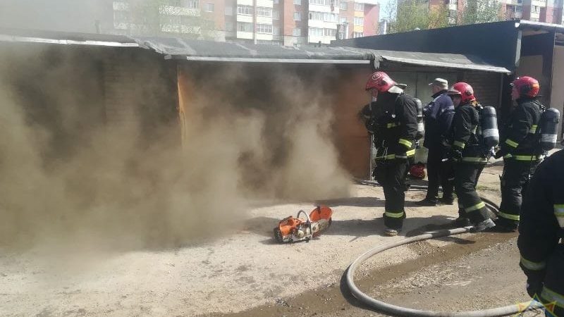 Пожарники возле гаражей