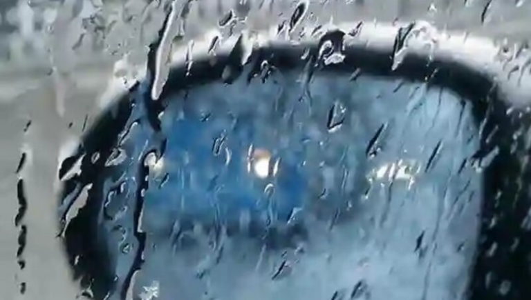 Дождь на стекле машины