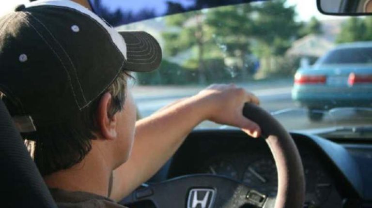 Водитель такси за рулем