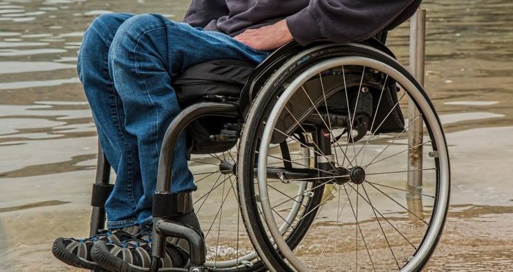 инвалид на коляске