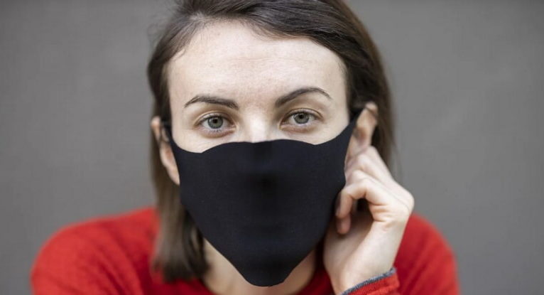 Девушка в маске