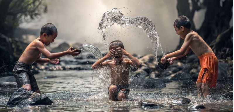дети купаются в реке