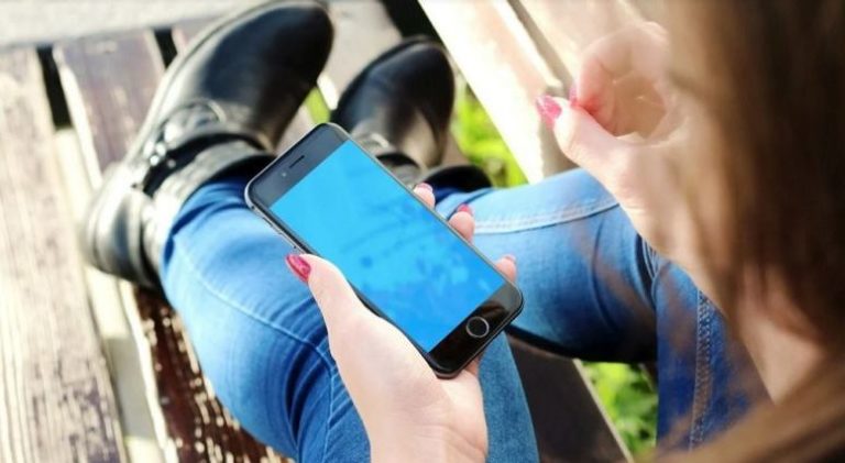 Мобильный телефон в руках у девушки