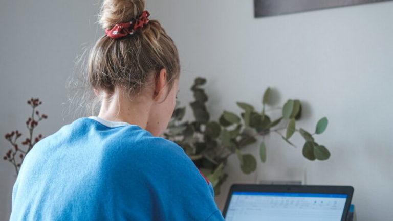 ученик за компьютером