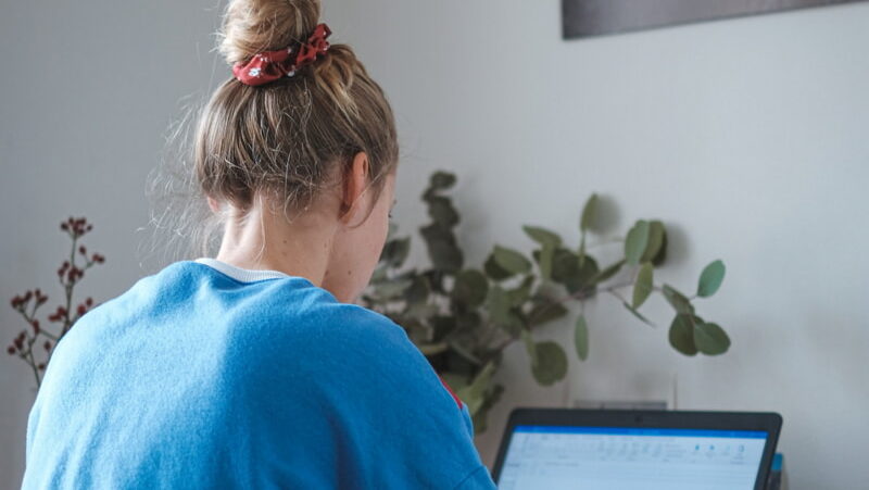 ученик за компьютером