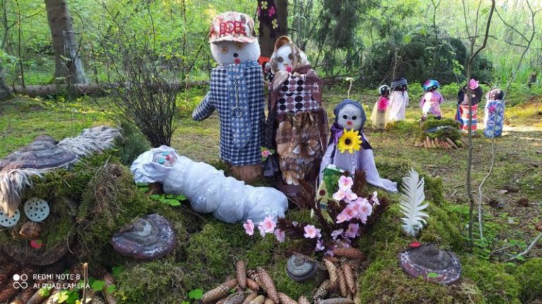 куклы в лесу