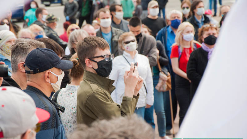 парень снимает на смартфон