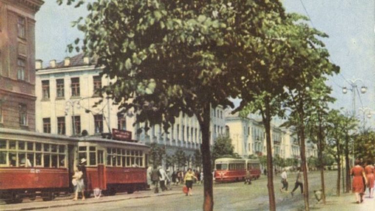 Старые трамваи на улице Ленина