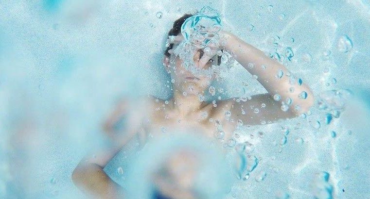 человек в бассейне