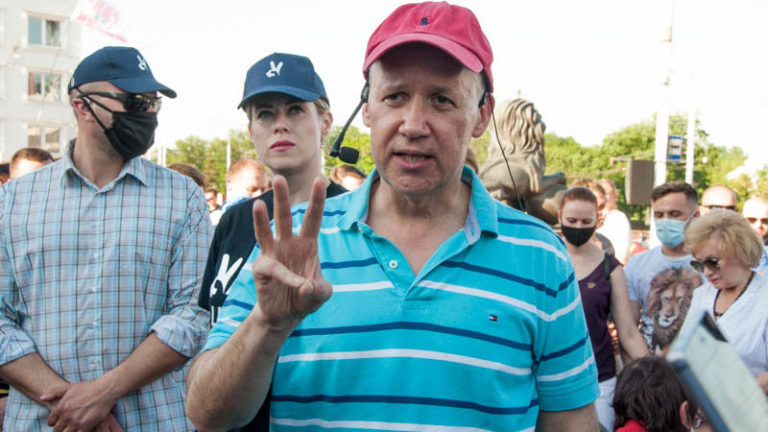 Валерий Цепкало разговаривает с людьми