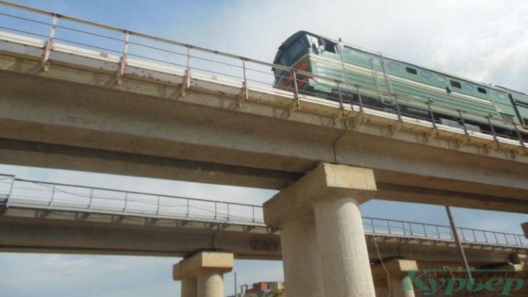 Поезд на железнодорожном мосту