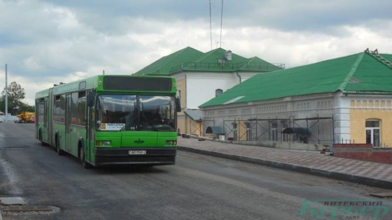 Автобус спускается вдоль станции скорой помощи