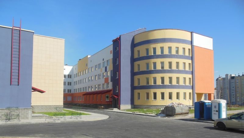 Подъезд к школе в Билево и цветочницы