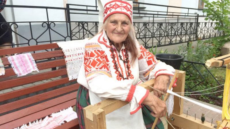 Зоф’я Глот падчас працы на “Славянскім базары”