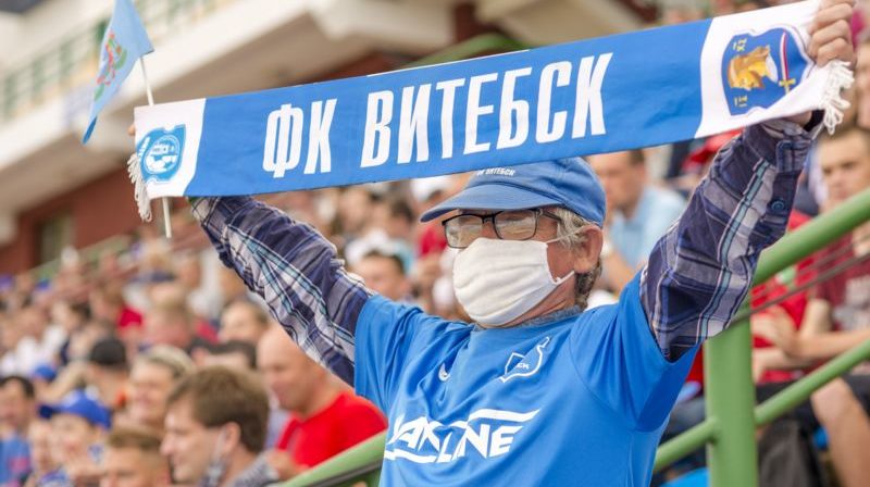 болельщик в очках и маске