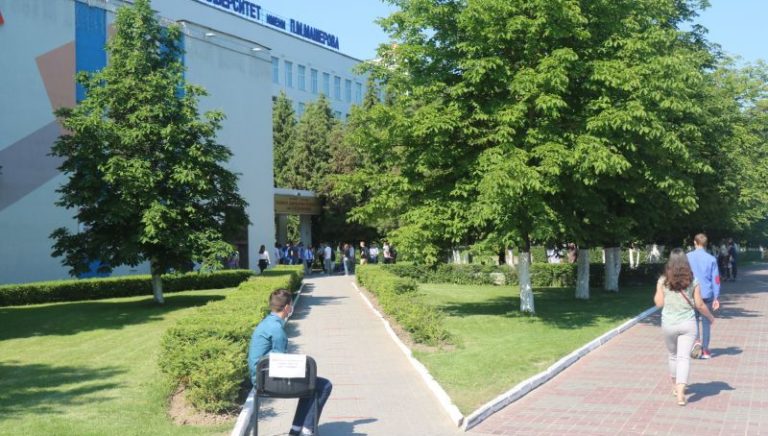 10.00. У входа в ВГУ