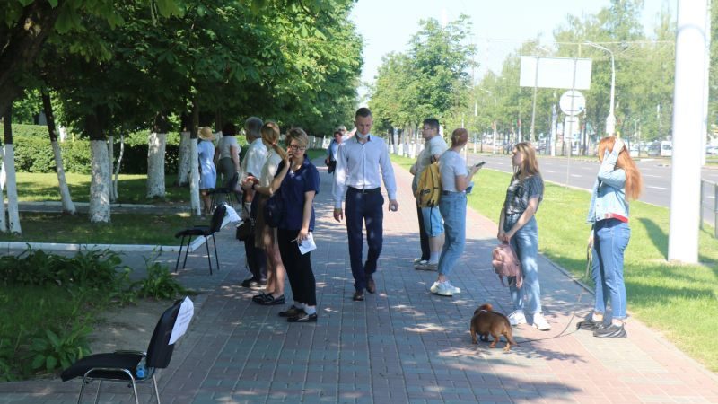 Абитуриенты у входа в ВГУ