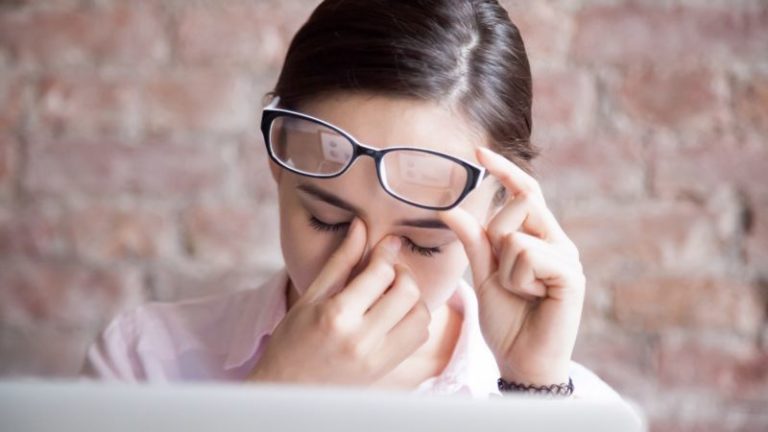 женщина в очках