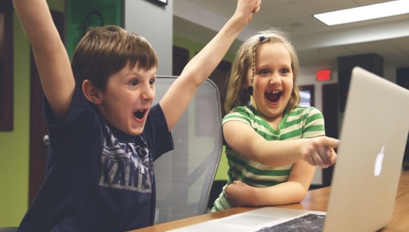 дети учатся за компьютером