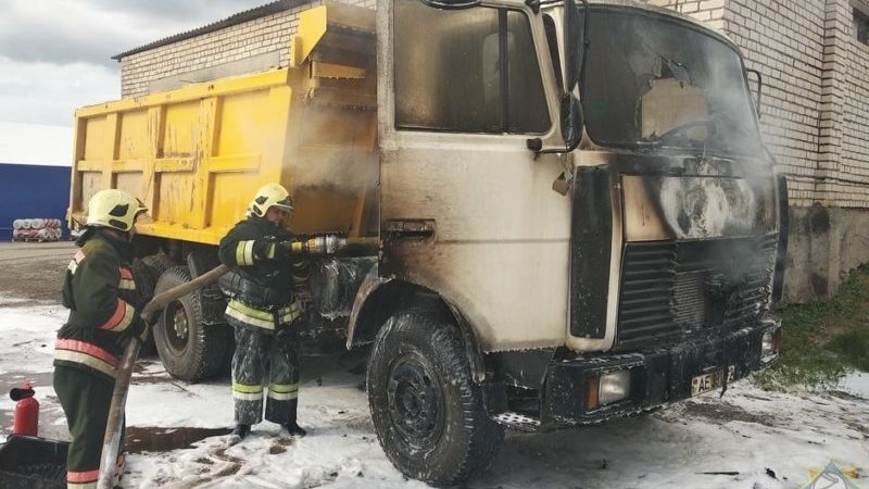 пожарные возле грузовика