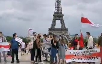 акция солидарности с белорусами Париж