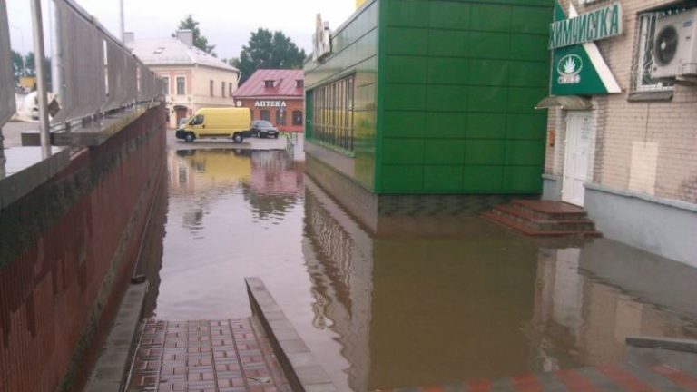 Лужа у Ники