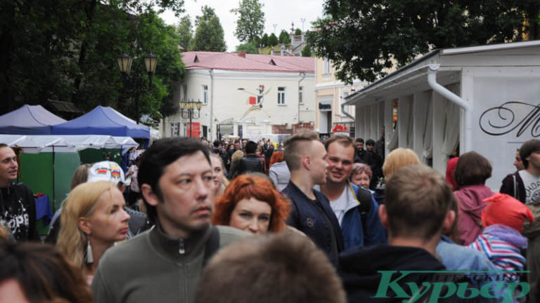 толпа людей во время славянского базара