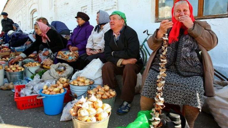 Бабушки торгуют возле дороги