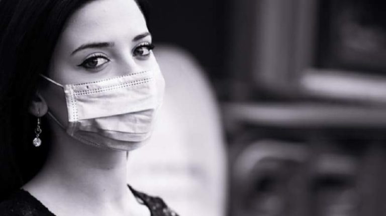 Даже спустя месяц после начала заболевания у женщины диагностируют коронавирус