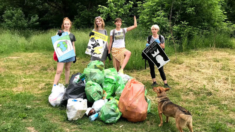 волонтеры собрали несколько мешков мусора