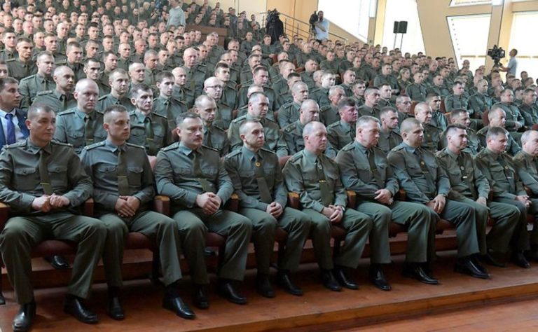 военные в актовом зале