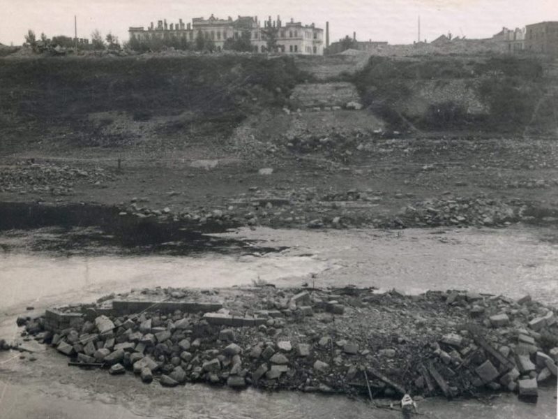 Разрушенный в годы войны устой Двинского моста, под которым в 1920-е годы ночевали бездомные