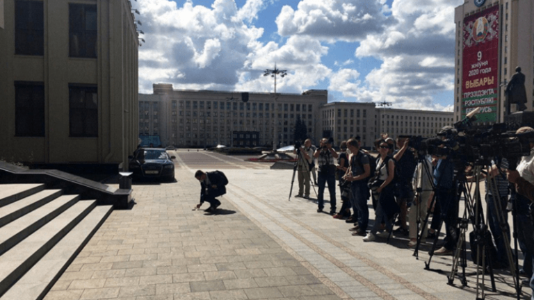 сокол бросил мышь к входу ЦИК