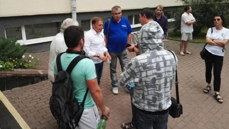 Андрей Дмитриев возле входа в библиотеку