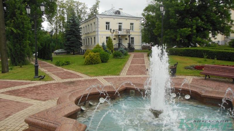 Дом в Пушкинском сквере и фонтан