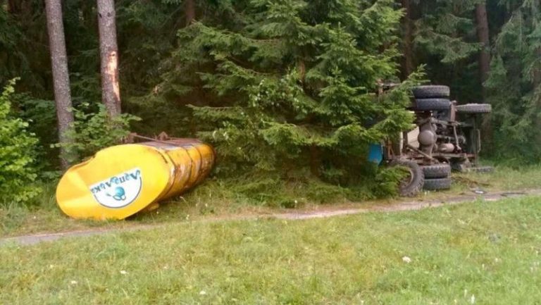 машина в кювете