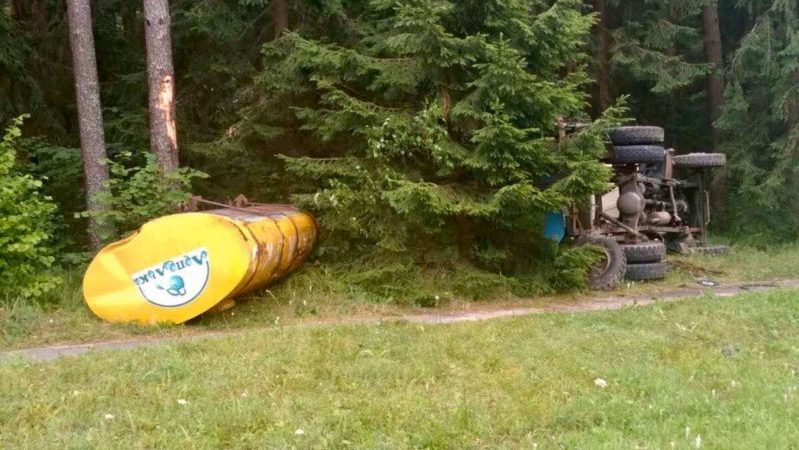 машина в кювете