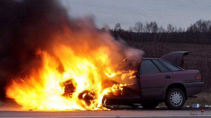 горящий автомобиль