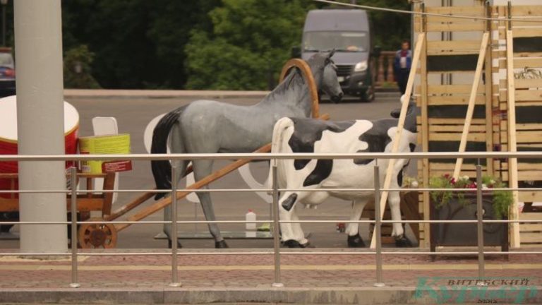 Корова и лошадь на площади Свободы